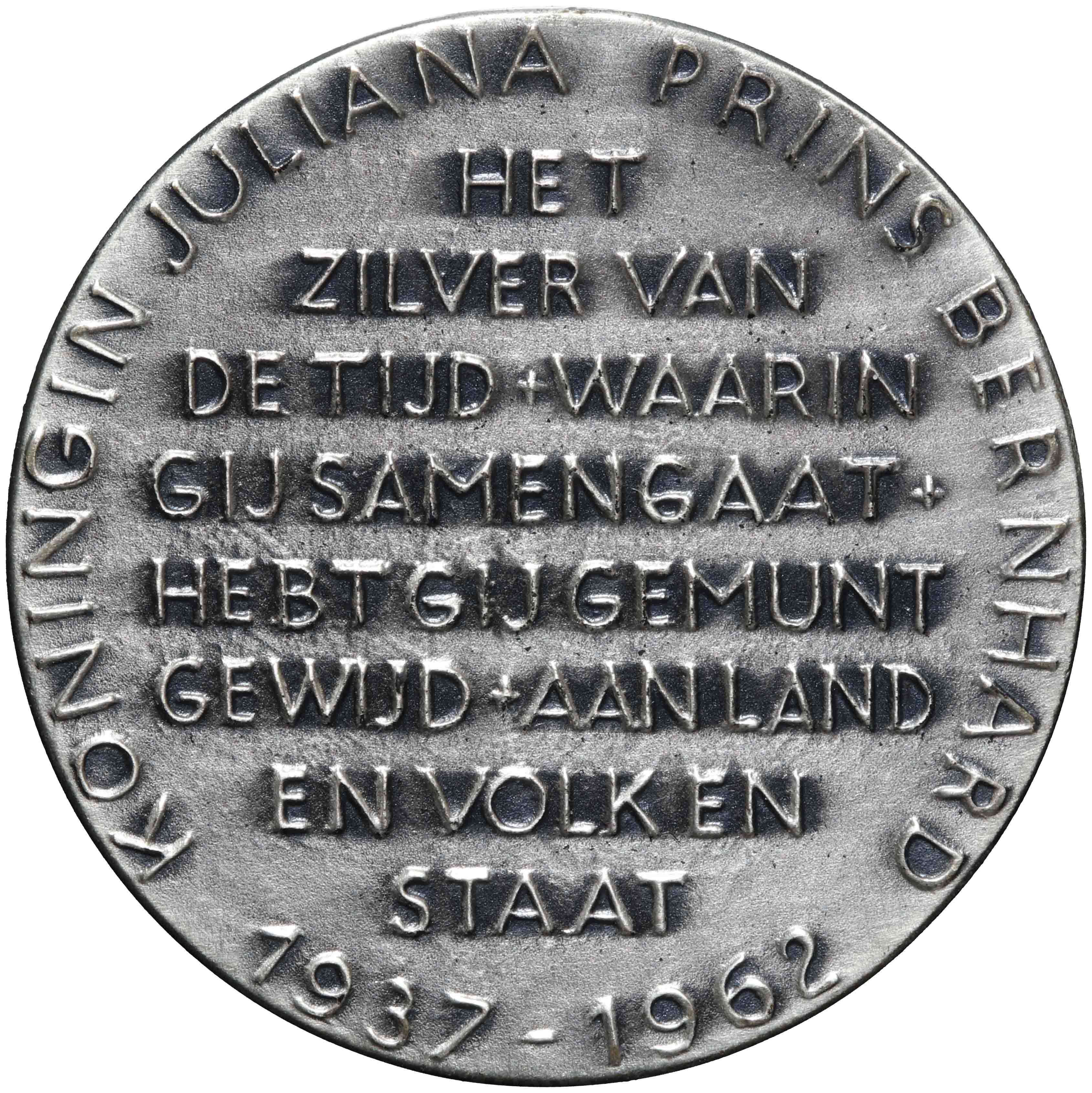 Image of the reverse. Zilveren huwelijk van H.M. Koningin Juliana en Z.K.H. Prins Bernhard. Inventory number:HNM-12269
