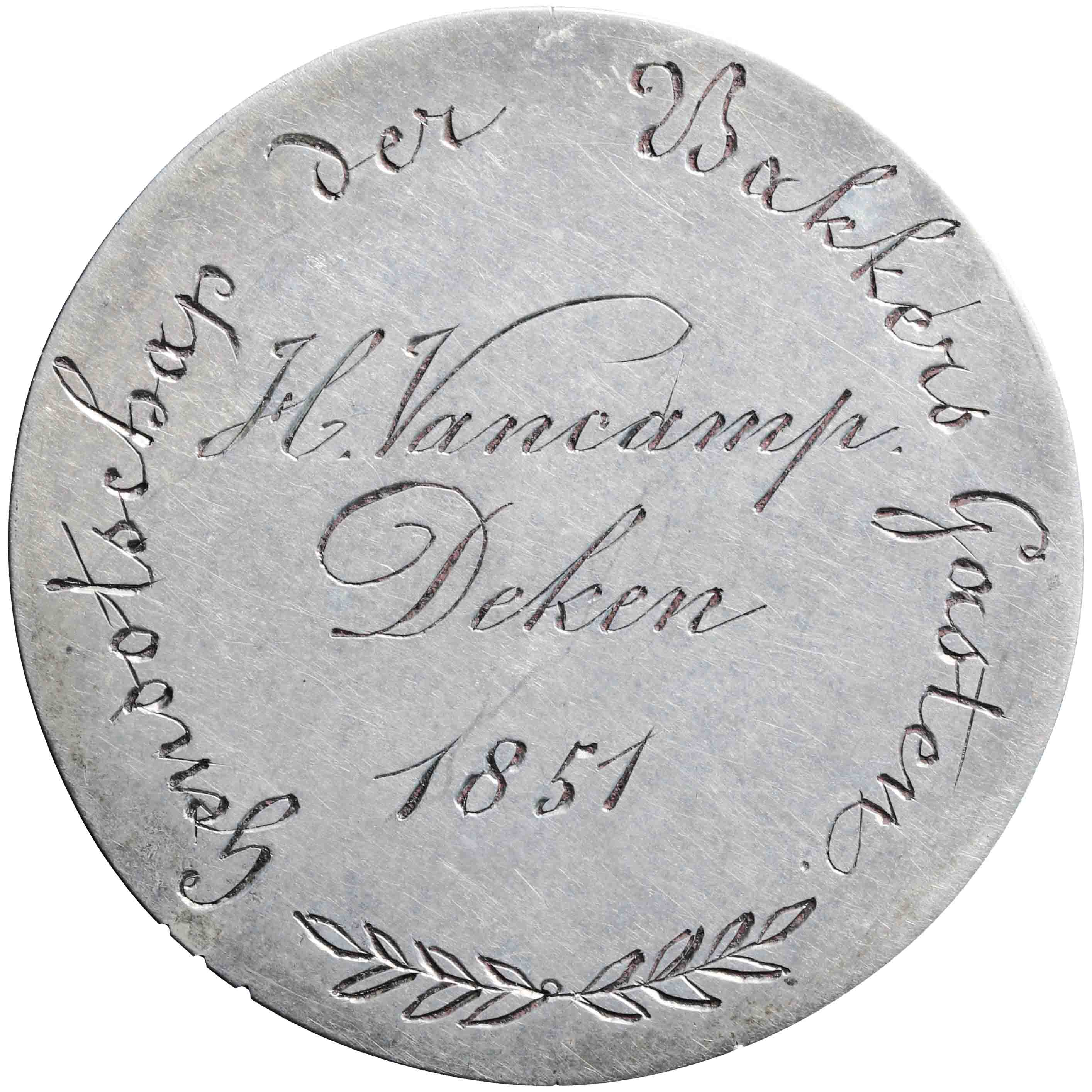 Afbeelding van de keerzijde. Den Bosch?: bakkersgilde;  Genootschap der Bakkers Gasten ; t.n.v. H. Vancamp, deken 1851. Inventarisnummer:PE-23021
