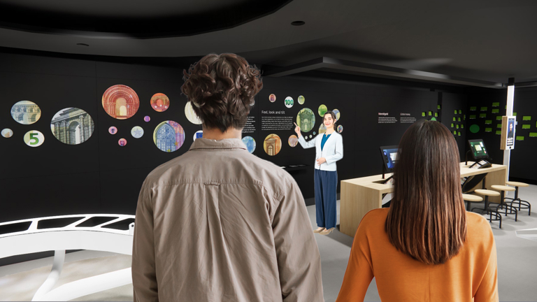 Twee bezoekers luisteren in de Nieuwe Schatkamer naar de rondleidster.