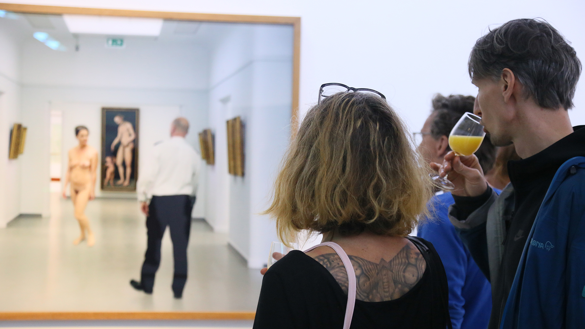 Bezoekers kijken naar een kunstwerk van Christina Lucas, “Wonder While I Wander”, 2019