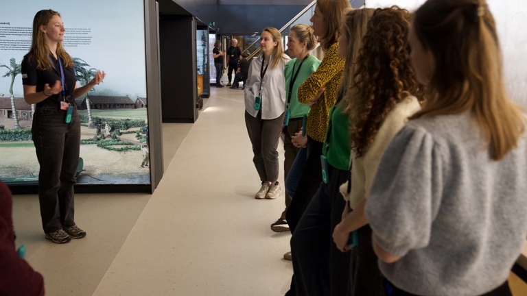 Een groep mensen krijgt een rondleiding in De Nieuwe Schatkamer.