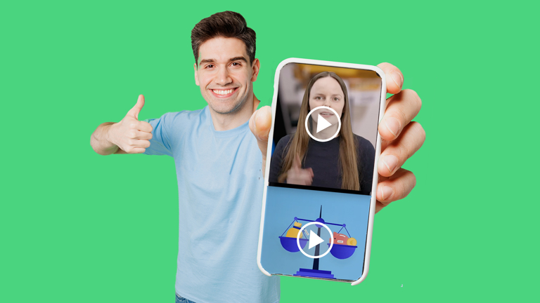 Man toont op telefoonscherm twee video’s.