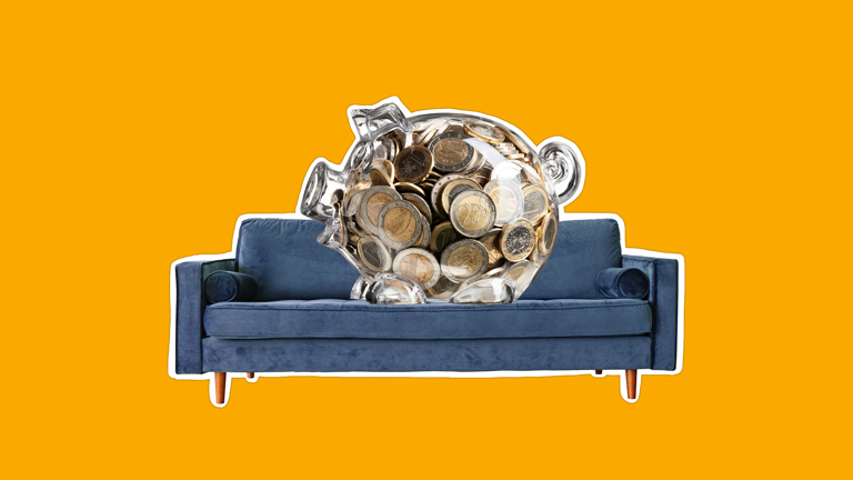 Visual over geldzekerheid: spaarvarken met munten staat op een bank.