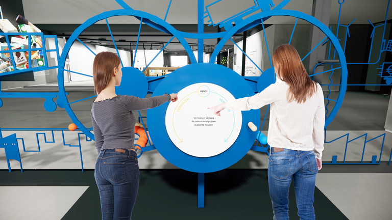 Twee vrouwen staan voor spelelement in tentoonstellingsruimte (renderbeeld).