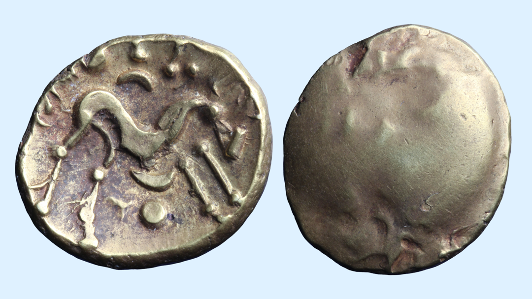 Gouden munt van de Ambiani, ca. 58-55 v.Chr. Deze munt is geslagen in de periode dat Caesar heel Gallië veroverde en is waarschijnlijk gemaakt om de strijd tegen Caesar te bekostigen. De voorzijde is blanco gelaten, misschien om het productieproces tijdens de moeilijke oorlogsomstandigheden te versnellen. Op de keerzijde staan een gestileerd paard naar rechts.