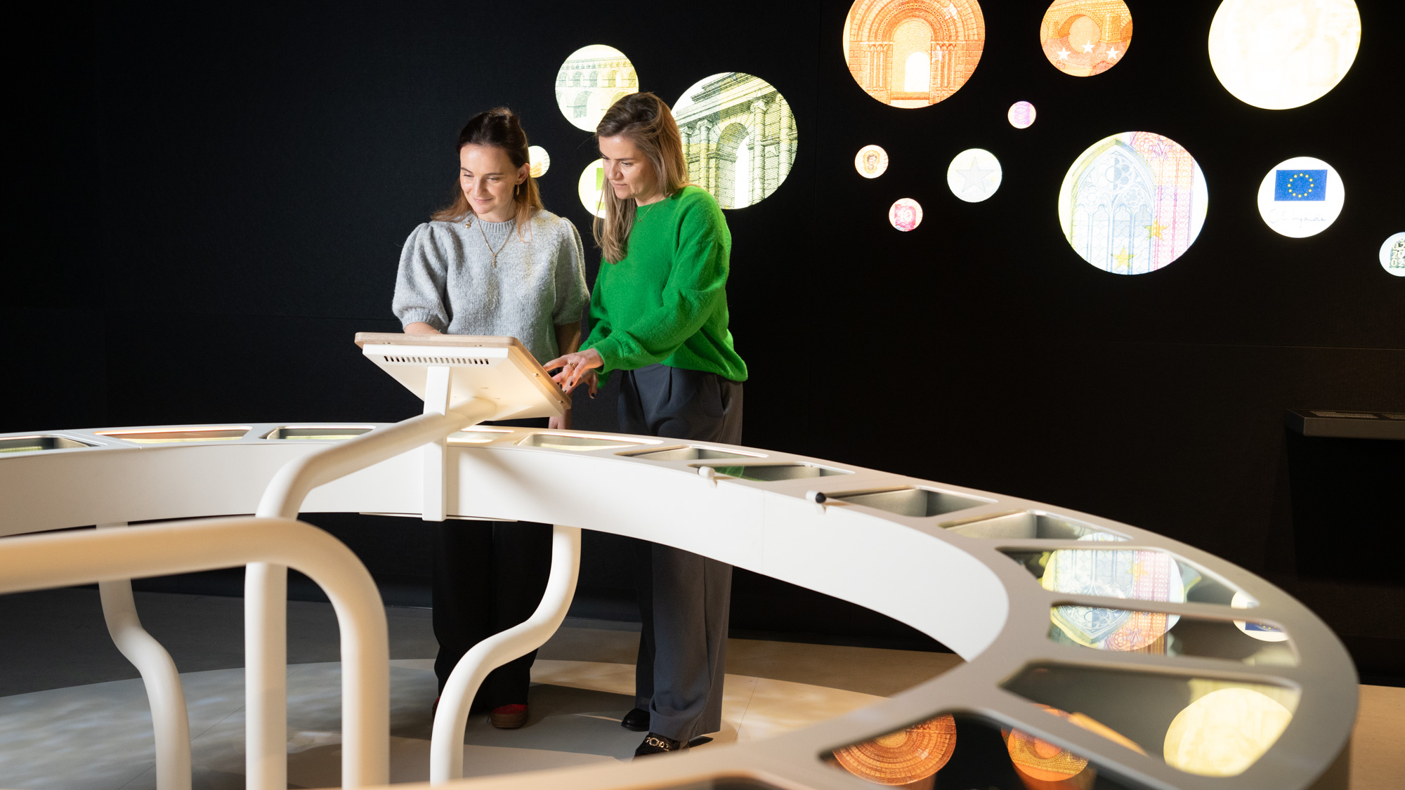 Twee vrouwen kijken naar de game over geld.